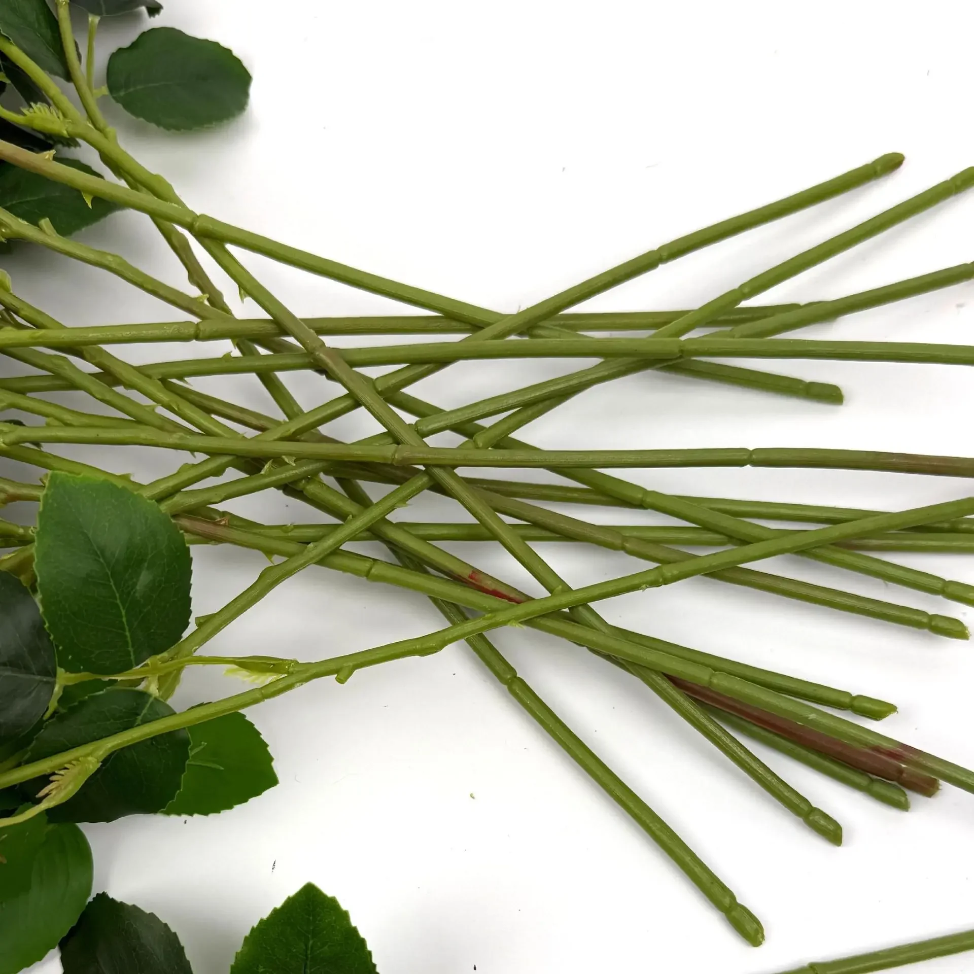12 Stück künstliche Blumen, europäische rosa Rosen, zur Dekoration von Schlafzimmern, mit realistischem Aussehen, künstliche Rosenzweige, Balkondekoration. – Detail 4
