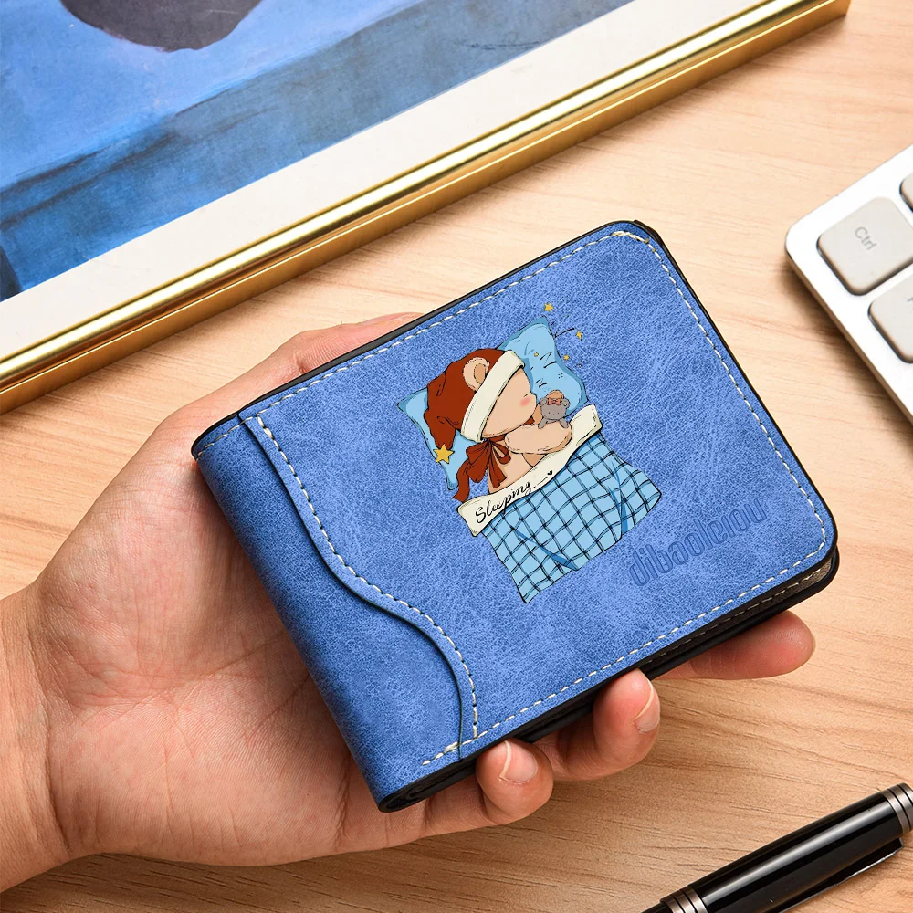 The Men's Casual PU Leather Wallet Features Cartoon Patterns and Multiple Card Slots, Making It Suitable for Students.