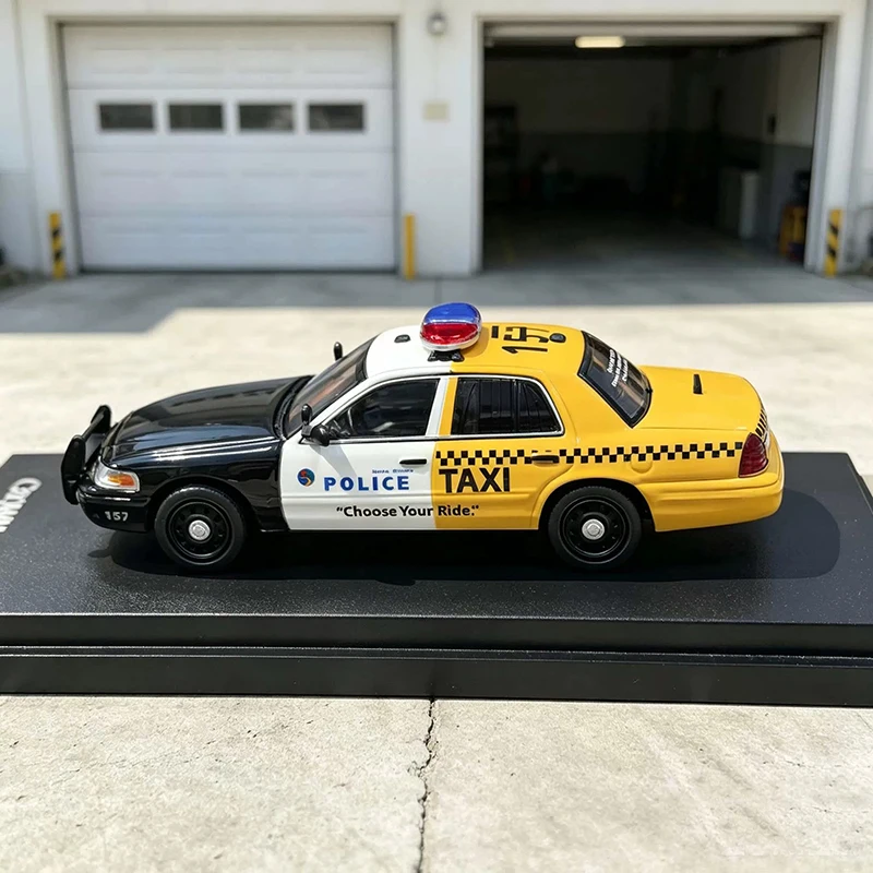 GOC Diecast 1:64 Scale Crown Victoria CV Alloy Simulation Car Model Static Display Collection Toy Souvenir Decoration