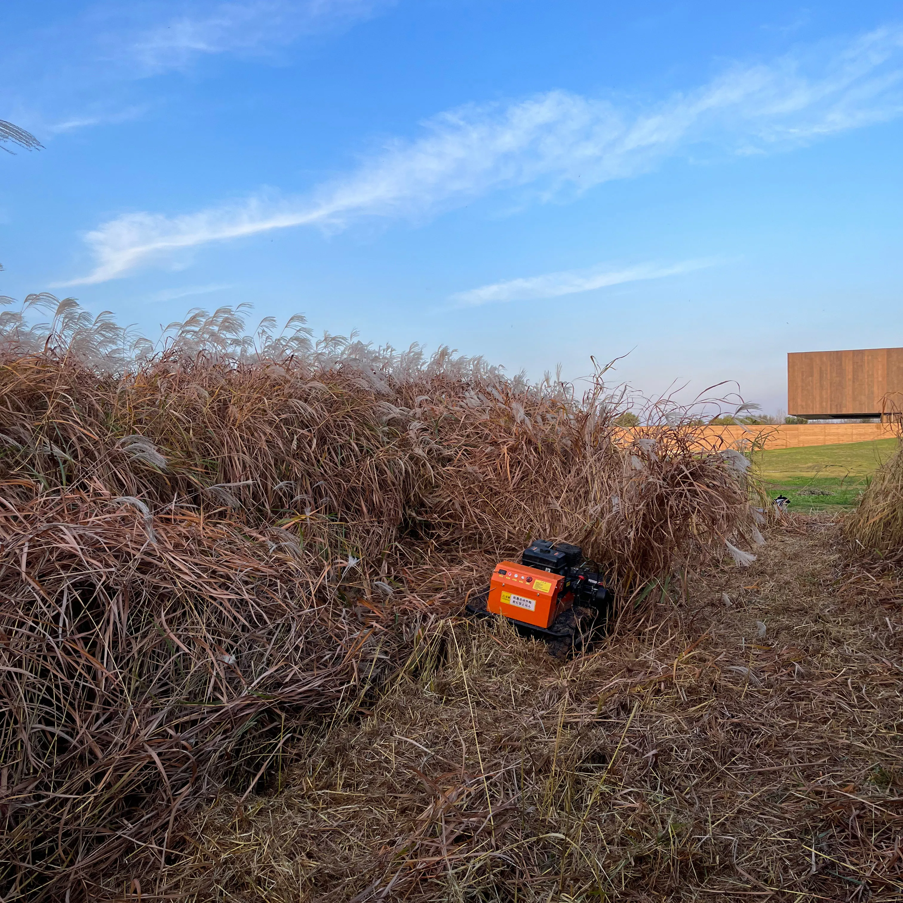 مصنع مخصص قوة 8.6KW ، عرض العمل 700 مللي متر التحكم عن بعد ذكي الزاحف جزازة العشب روبوت مناسبة للحديقة مع CE