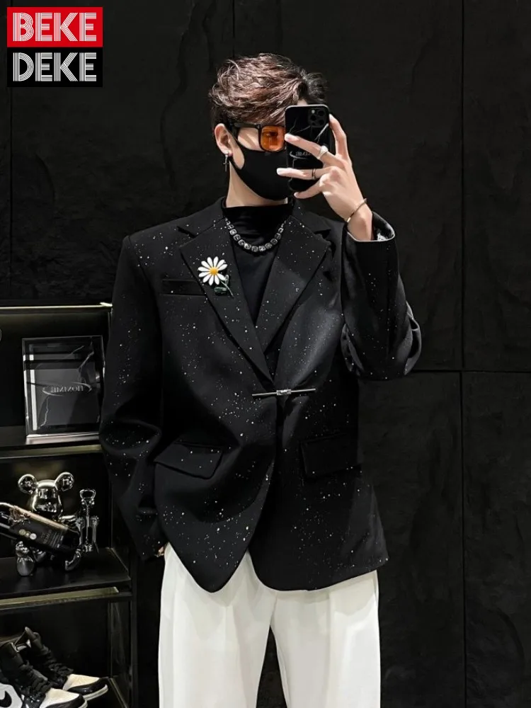 

Fashion Metal Daisy Brooch Design Men Black Blazers Single Button Shiny Sequin Suit Jacket Notched Collar Loose Casual Outerwear