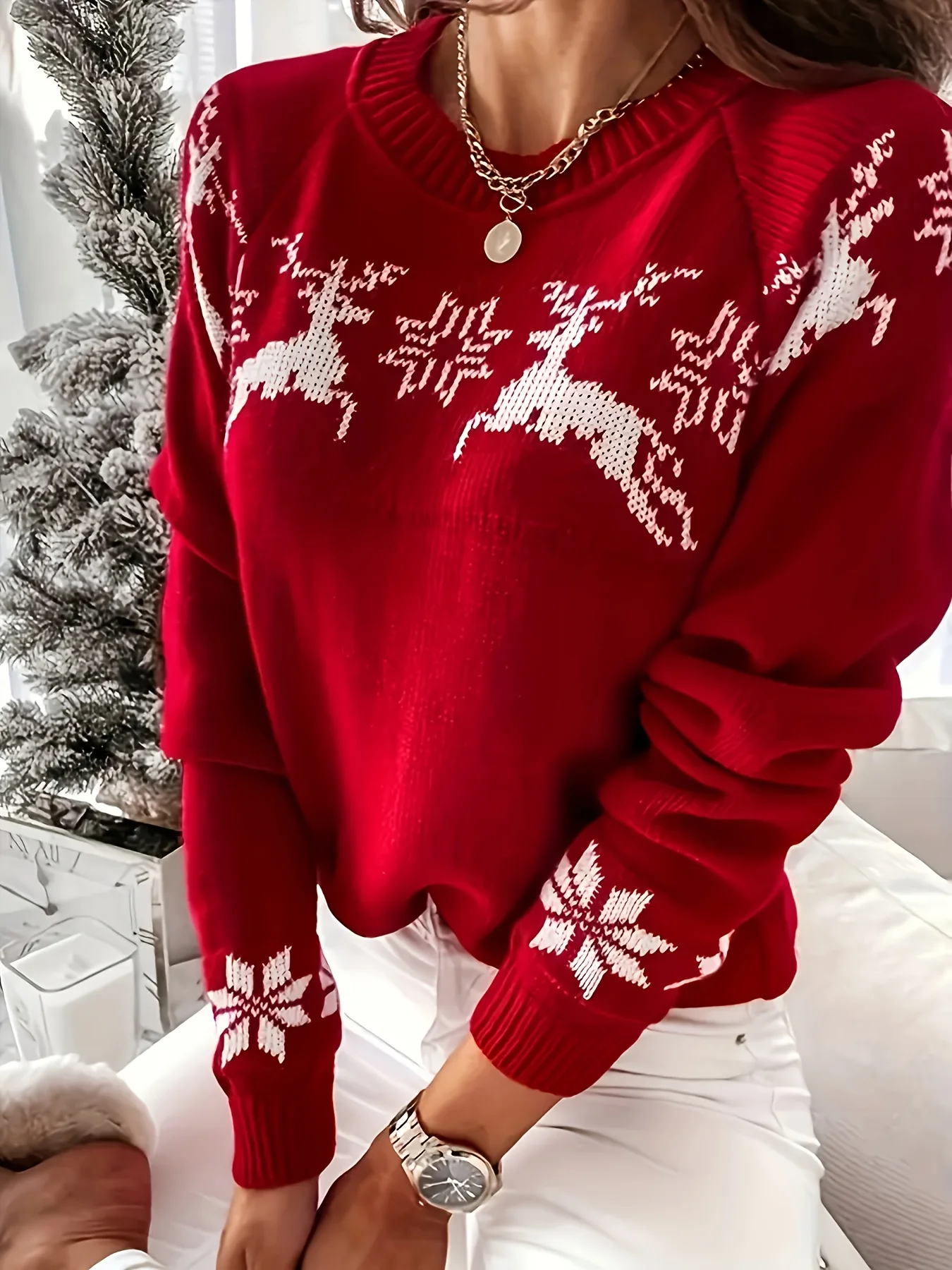 

Autumn and winter comfortable Christmas round-neck pullover sweater, made of soft and slightly elastic polyester knitted fabric,