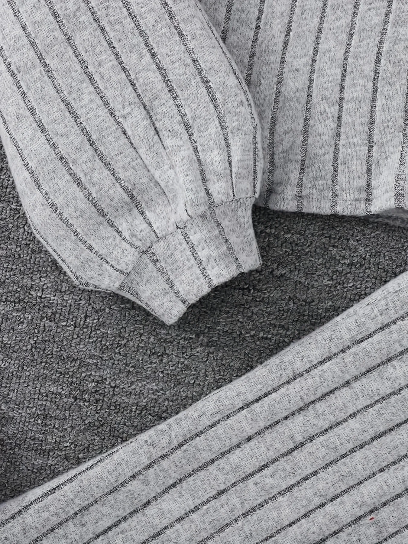 Mädchen-Herbst-Freizeitoutfit: Zweiteiliges Set aus Kapuzenpullover und ausgestellter Hose in einfarbigem Grau, geeignet für die Freizeit zu Hause und Ausflüge im Herbst, vielseitige Kleidung. – Detail 6