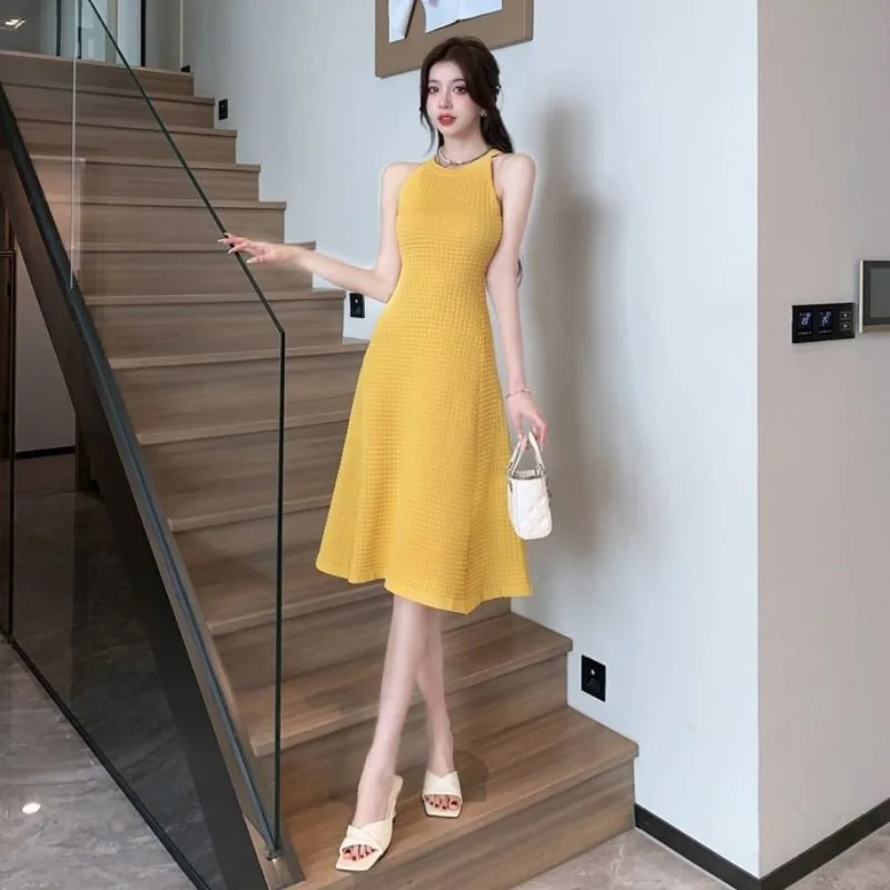 2024 French Style Hanging Neck Dress, Ladies Royal Sister Style Slim Fit Design, High Grade Sleeveless Mid length Skirt