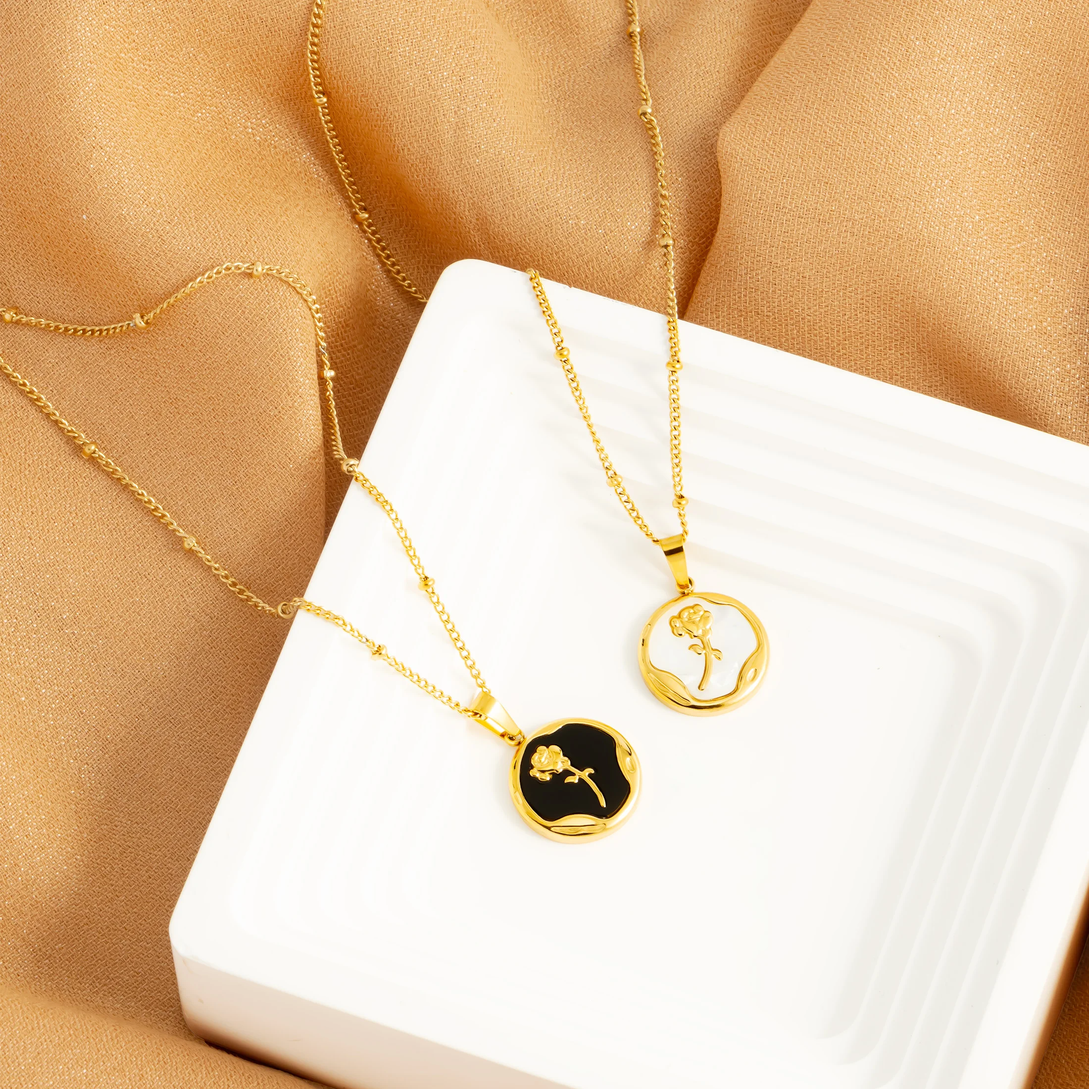 Runde Marke Blume Zirkon Anhänger für Damenmode Edelstahl goldenen Charme niedrigen Allergie Schmuck Geschenk Party Halskette