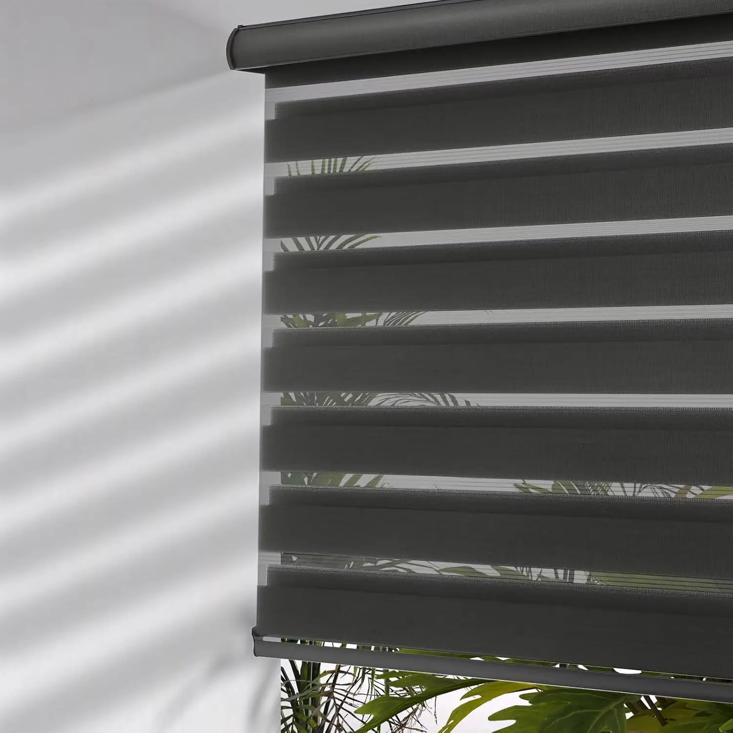 Eco-Friendly Waterproof Manual Control Fabric Zebra Shades Modern Vertical Pattern Anti-UV Durable Window Blinds For Living Room