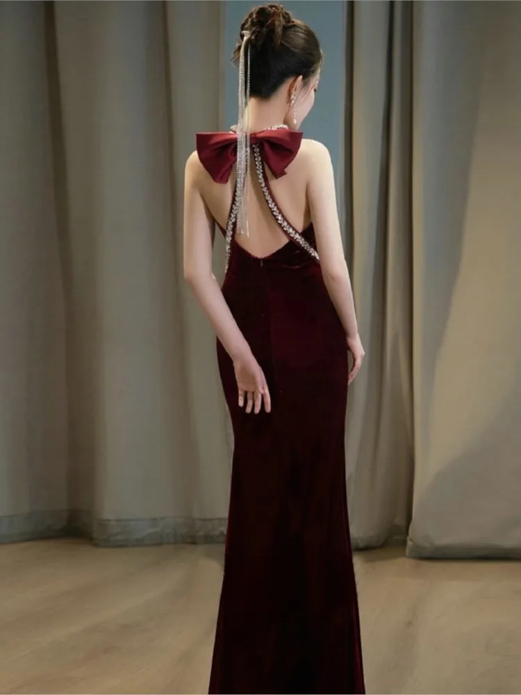 ชุดเดรสกำมะหยี่ทรงหางปลาสีแดงหรูหราเบาๆ สำหรับงานเลี้ยง