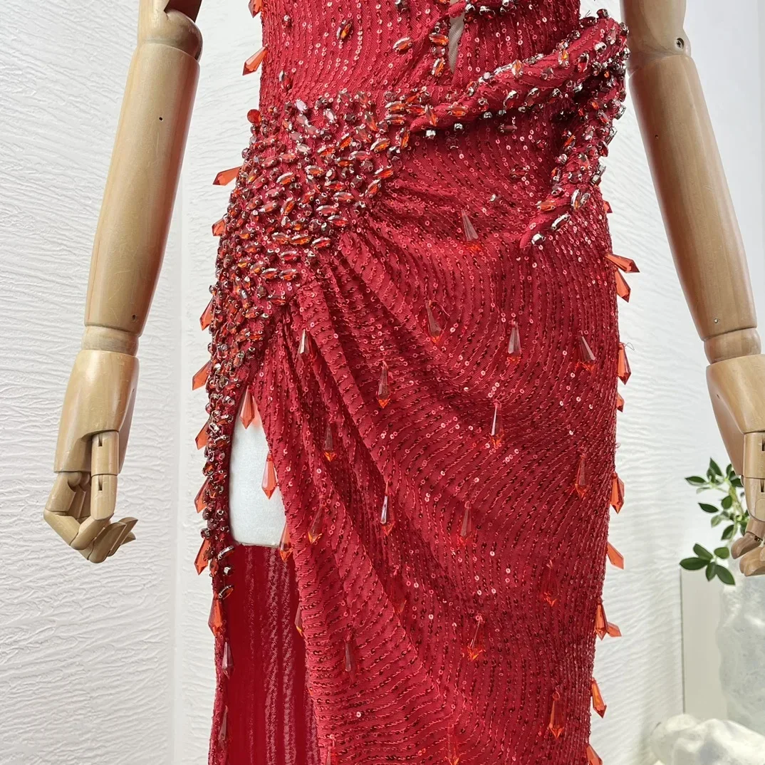Abito maxi sexy da donna con spacco laterale con paillettes e diamanti con taglio rosso autunno 2024