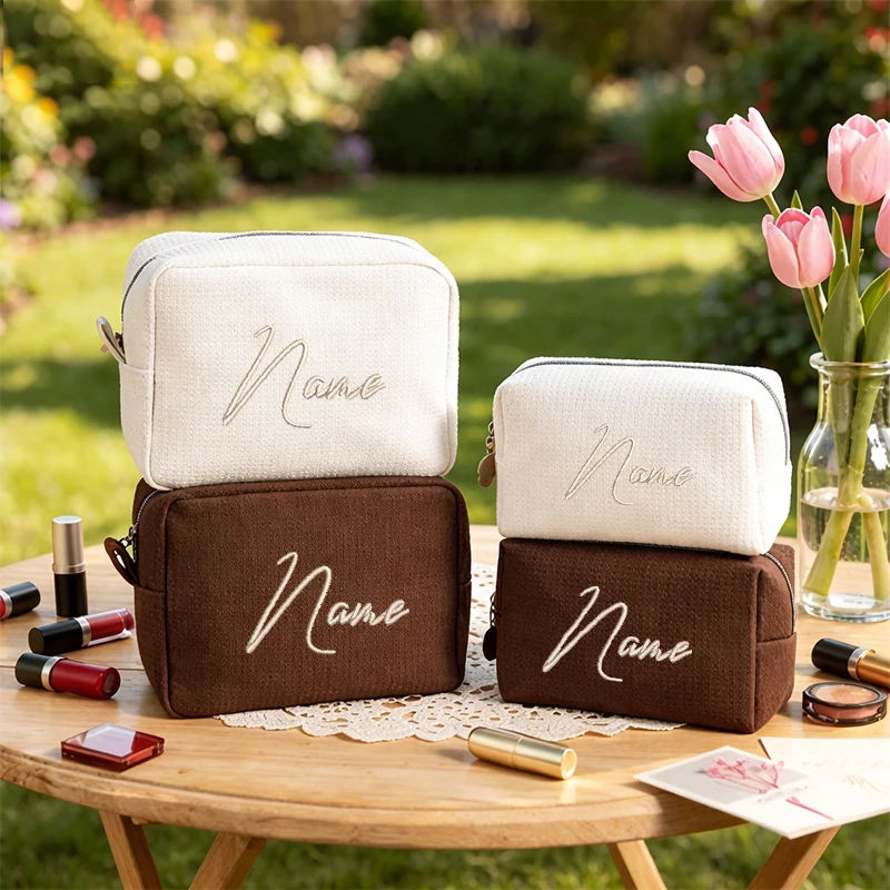 Monogram Custom Case - カスタム刺繍ワッフル化粧品バッグ、ブライズメイドギフトバッグ、モノグラム入りメイクアップバッグ、ブライダルパーティーギフトバッグ、新学期ギフト