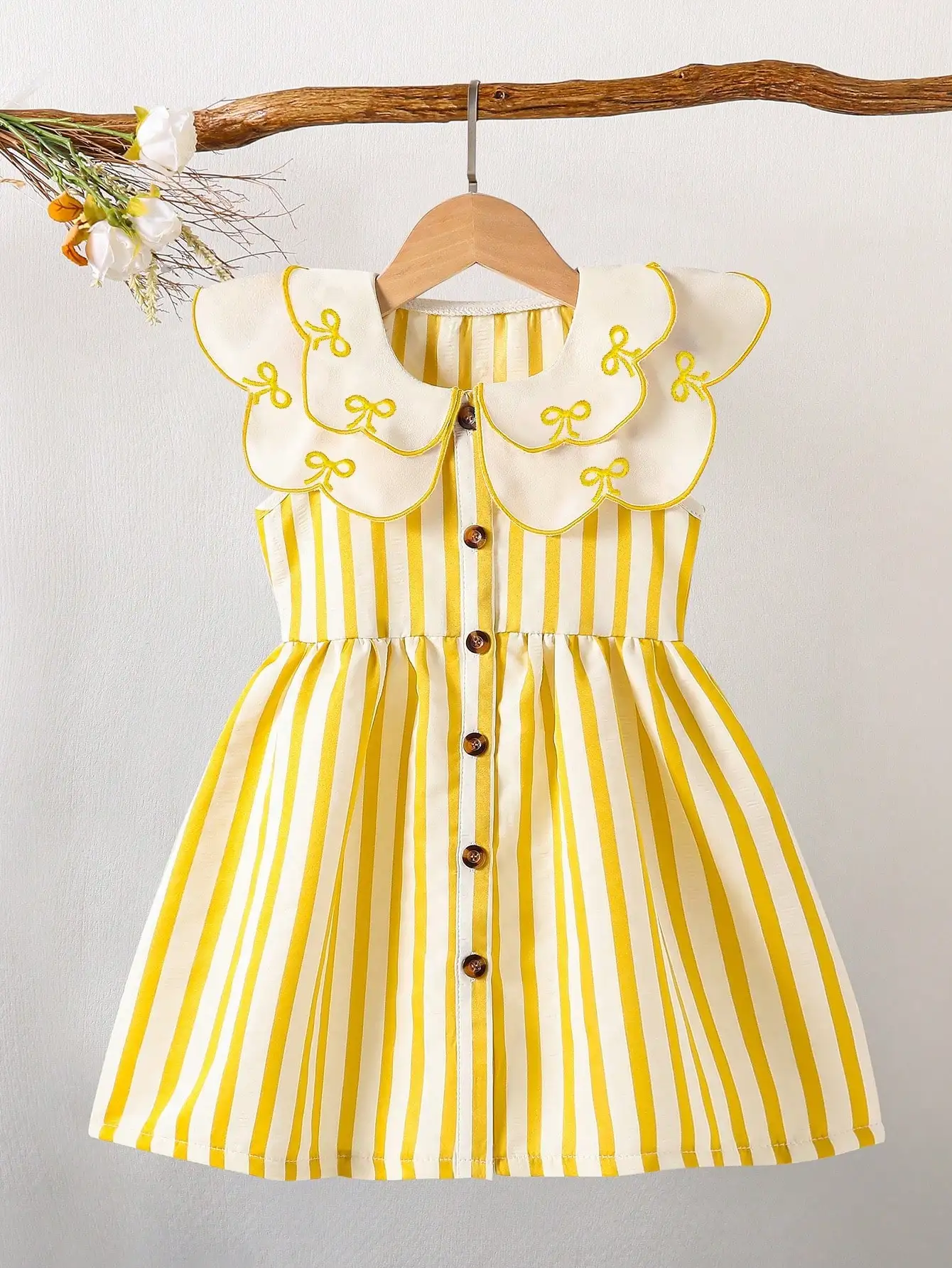 (5120) Little Girl's Summer Fresh and Energetic Multi-Colored White Striped Dress with Doll Collar and Bow Embroidery, in a Retro Cute Style, Suitable for Amusement Parks, Theme Parties, Vacations, and Gatherings.