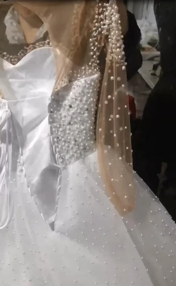 Suknia ślubna z perłami, długie rękawy, balowa, bufiaste rękawy, gorset z tyłu, sukienka ślubna na zamówienie, pełna połysku.