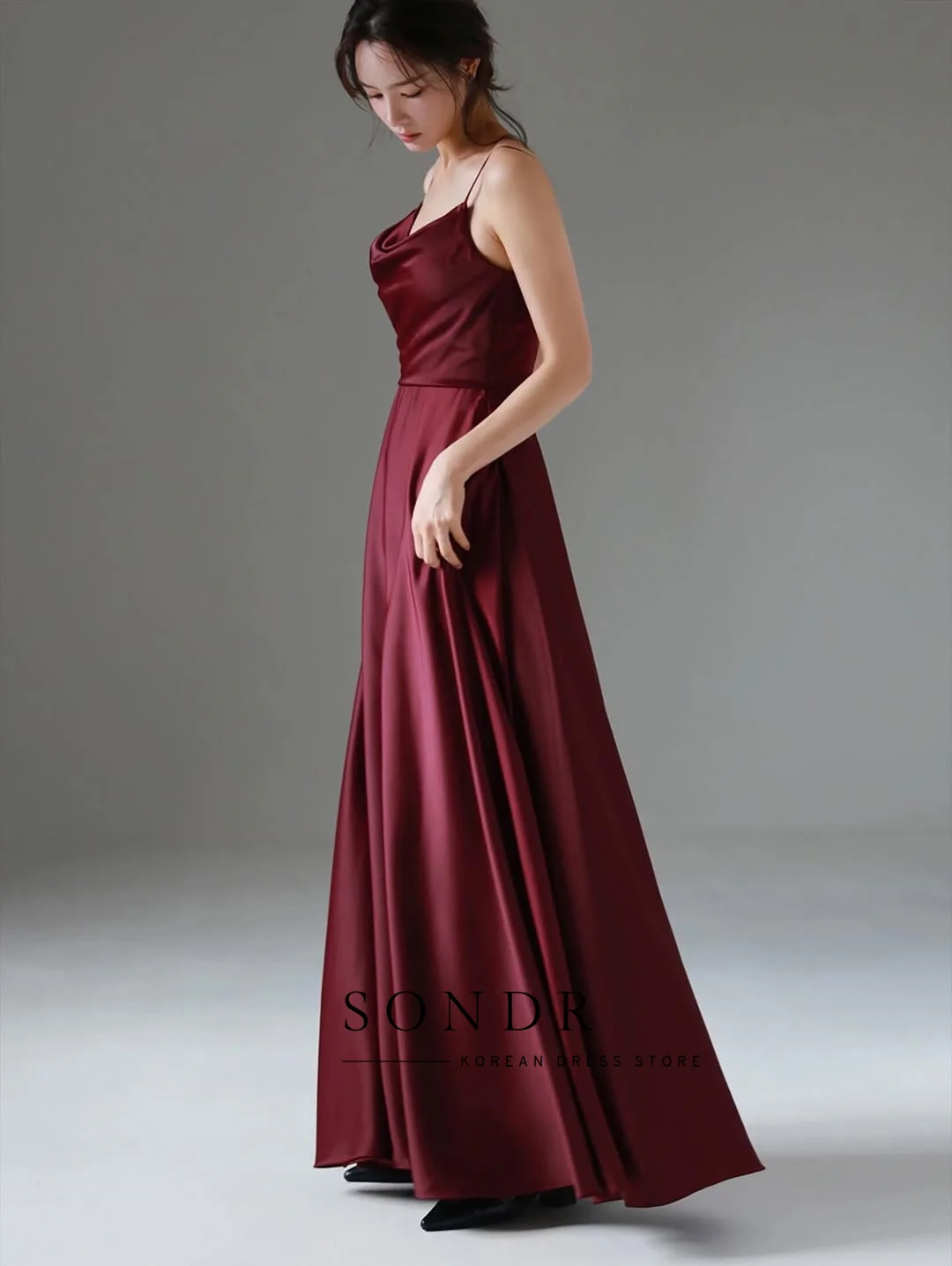فساتين سهرة Sondr Cowl Spaghetti بأشرطة عنابي فستان حفلات كوري مخصص على شكل حرف A مشد خلفي لحفلات الزفاف لالتقاط الصور #2