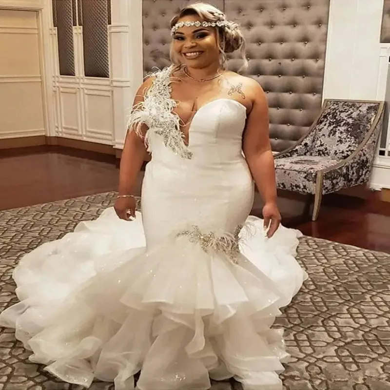 Maßgeschneiderte gut Design Feder Schulter Afrika Meerjungfrau Hochzeitskleid Robe De Marriage Organza abgestufte Rüschen Brautkleider