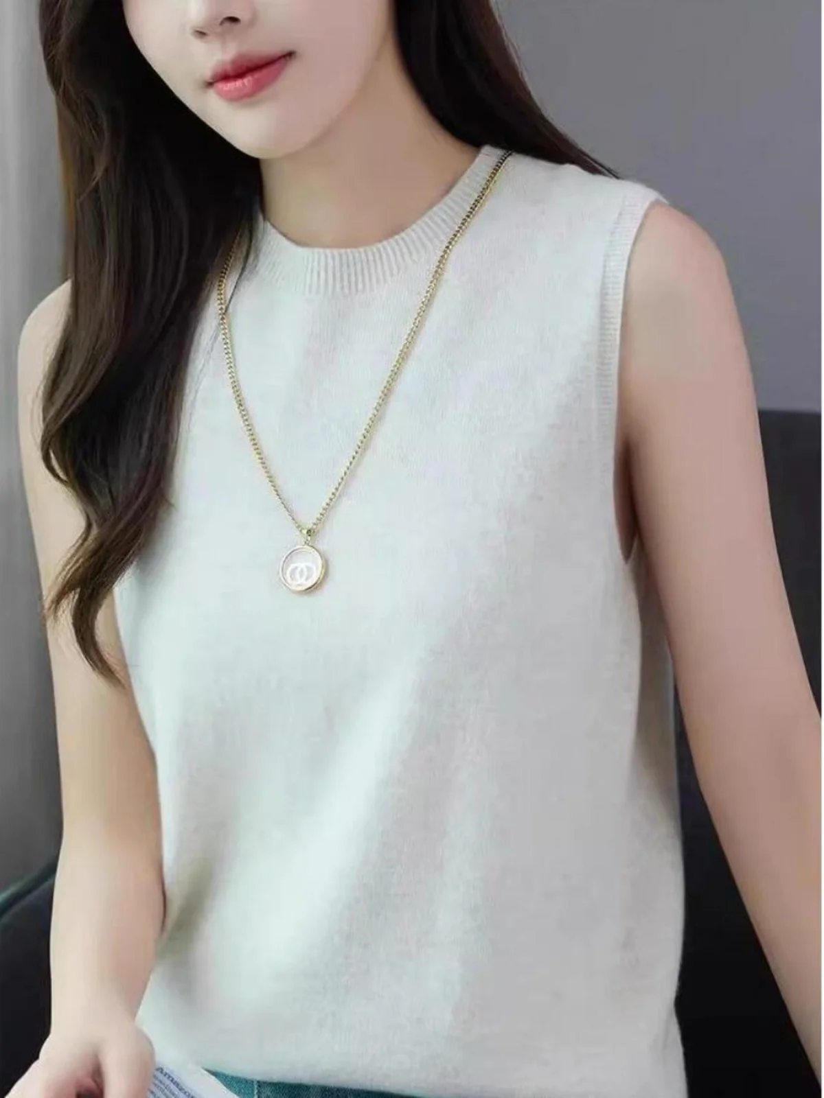 Casual round Neck Sleeveless Knitted Vest Layering Base Shirt Autumn Season  Color Thread Design No Button Fastening