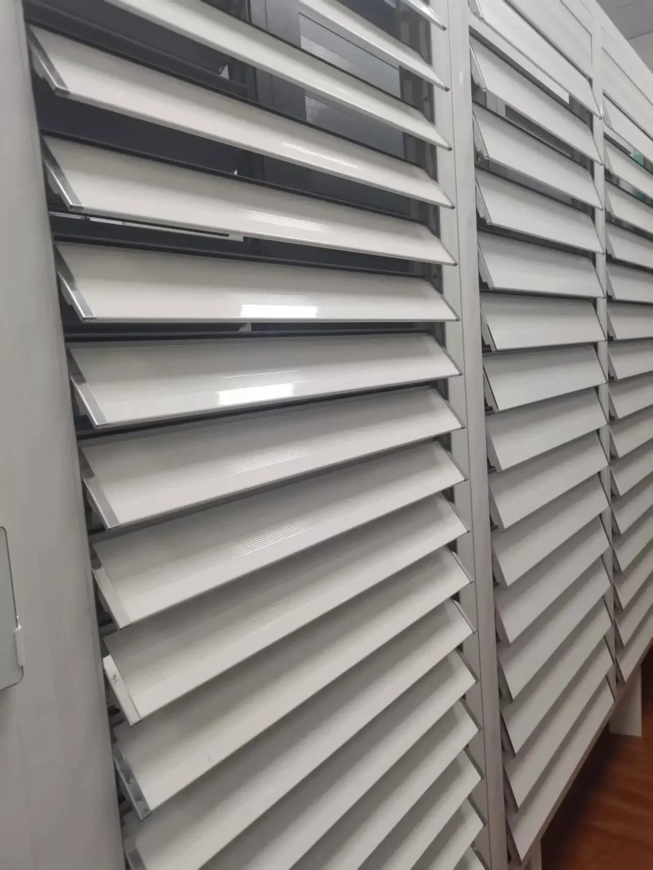 Automatic or manual metal louvers exterior shutters with frame system sun shade waterproof shutter louver