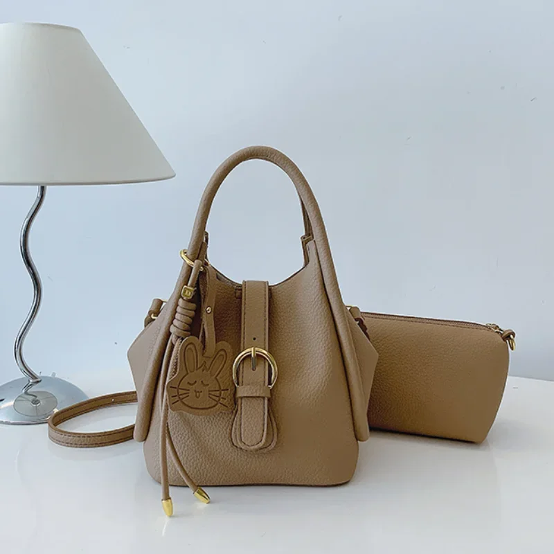 

Brand New Women Handbags High Quality Leather Personalized Rabbit Pendant Exquisite Design Luxury Vegetable Basket Crossbody Bag