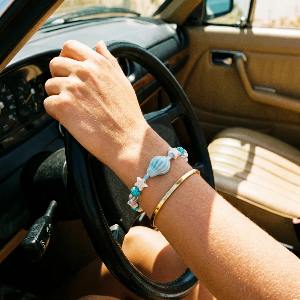 Sommerliches Armband im Ozean-Stil: Blaues Muschel-Perlenarmband für Damen mit Seestern-Anhänger, dehnbarer Armreif, Urlaubs-Strandschmuck, Ästhetik – Detail 4