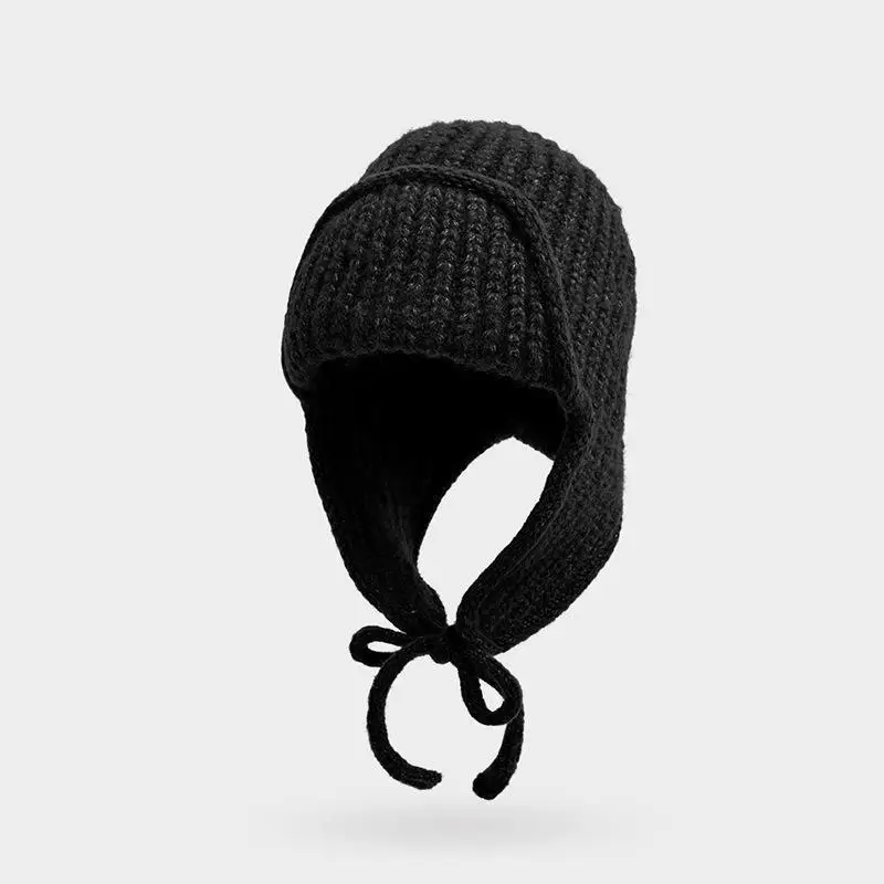Warme, gemütliche Strickmütze mit Ohrenklappen und süßem Kirsch-Dekor, perfekt für den Winter im Freien, für Frauen, Teenager und Mädchen. – Detail 3