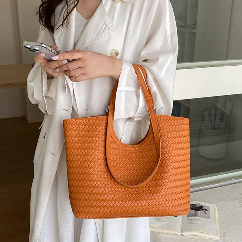 Koreanische Rattan-Geflecht-Umhängetasche, Große Kapazität Damen-Tragetasche, Sommerliche Lässige Einfache Urlaubs-Strand-Pendler-Handtasche – Detail 15