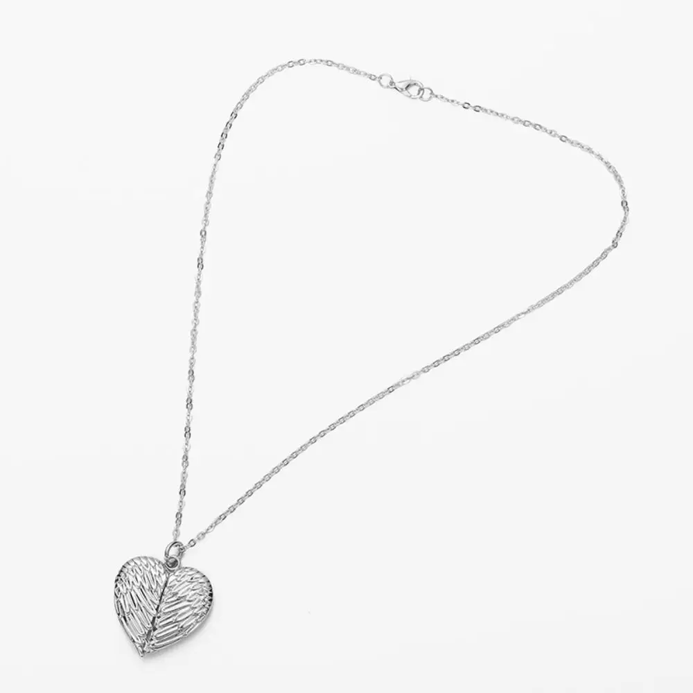 Colgante de ala de ángel en blanco para sublimación, grabado de alas, elegancia atemporal, collar de metal, material metálico color oro, medallón de corazón dorado