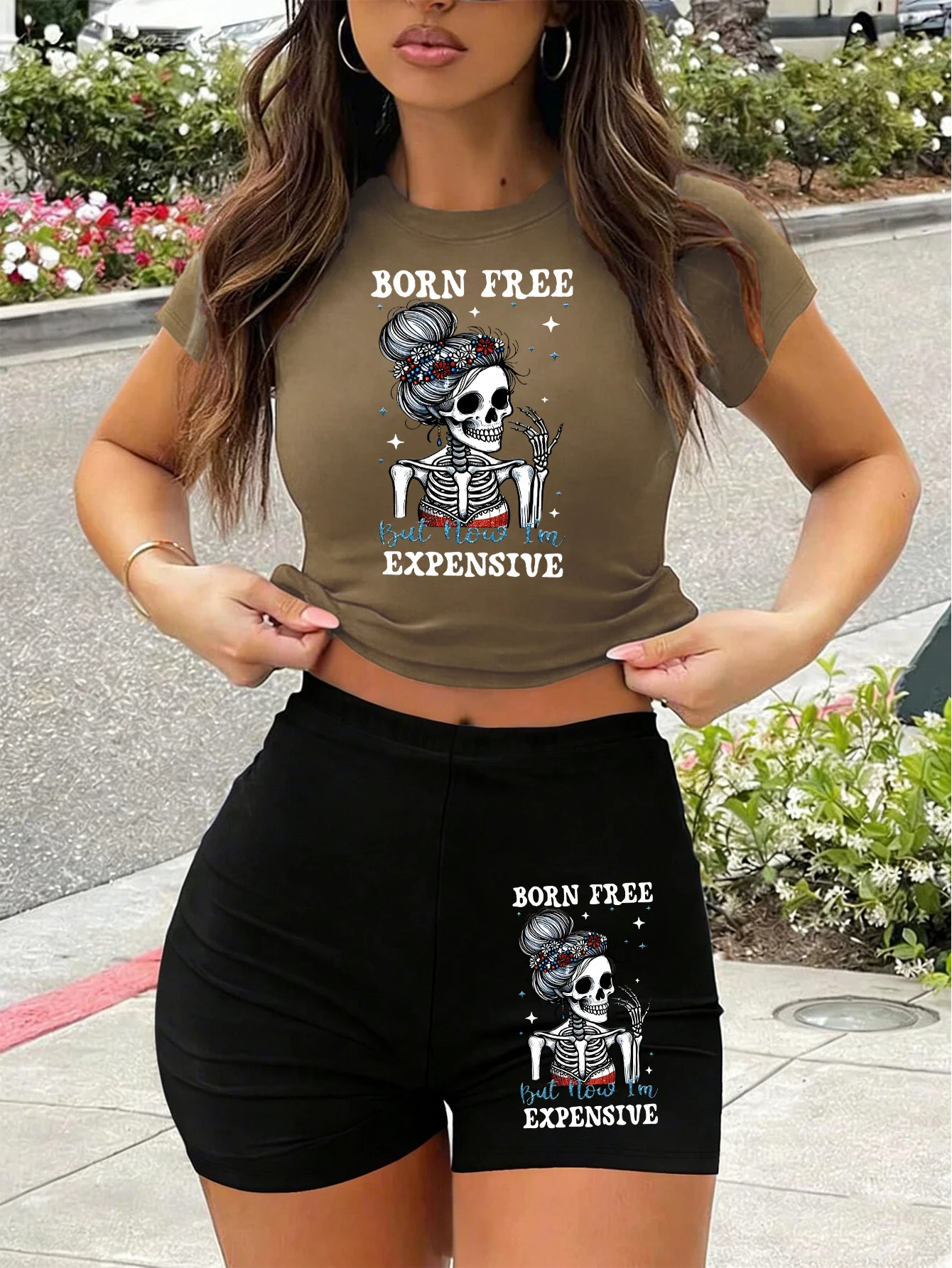 

Футболка с принтом «Born Free But Now Expensive Skulls» для женщин, повседневная укороченная футболка, летние эластичные шорты, хлопковый облегающий топ