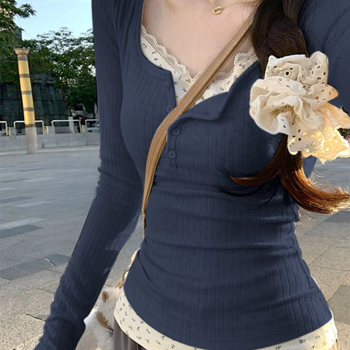 Damen-Blusen mit Blumenmuster, Langarm, Spitzenkragen, Knopfleiste, Süße Blumen, Frühjahrsmode 2026, Büro, Ausgehkleidung, Fake-Two-Piece Damenbekleidung