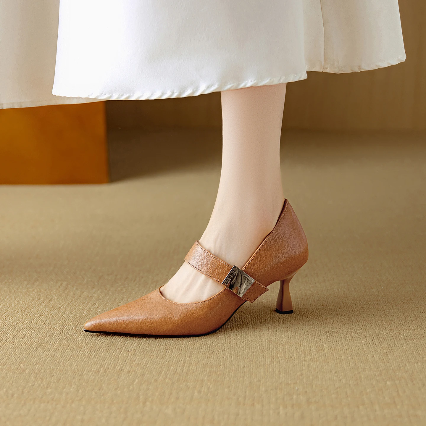 

Модные женские туфли Мэри Джейн на тонком каблуке с острым носком из кожи, осенняя новинка