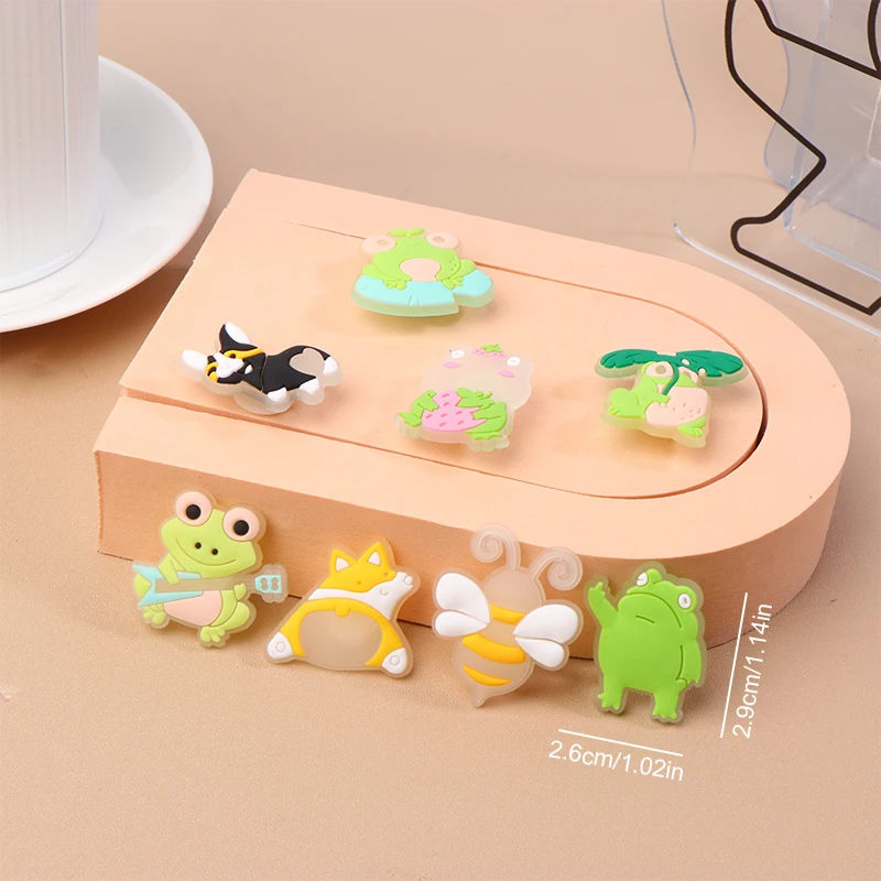 8Pcs Śliczne świecące buty Charms Lovely Cartoon Frog Shoes Buckle PVC Beach Shoe Charm Pin Shoes Decoration Akcesoria