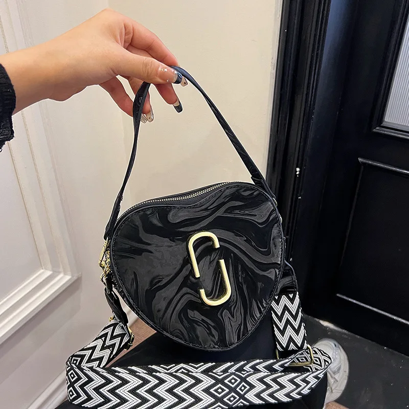 

2025 Новая модная и стильная сумка через плечо на одно плечо Love Bag с текстурой через границу Популярная летняя сумка в форме сердца