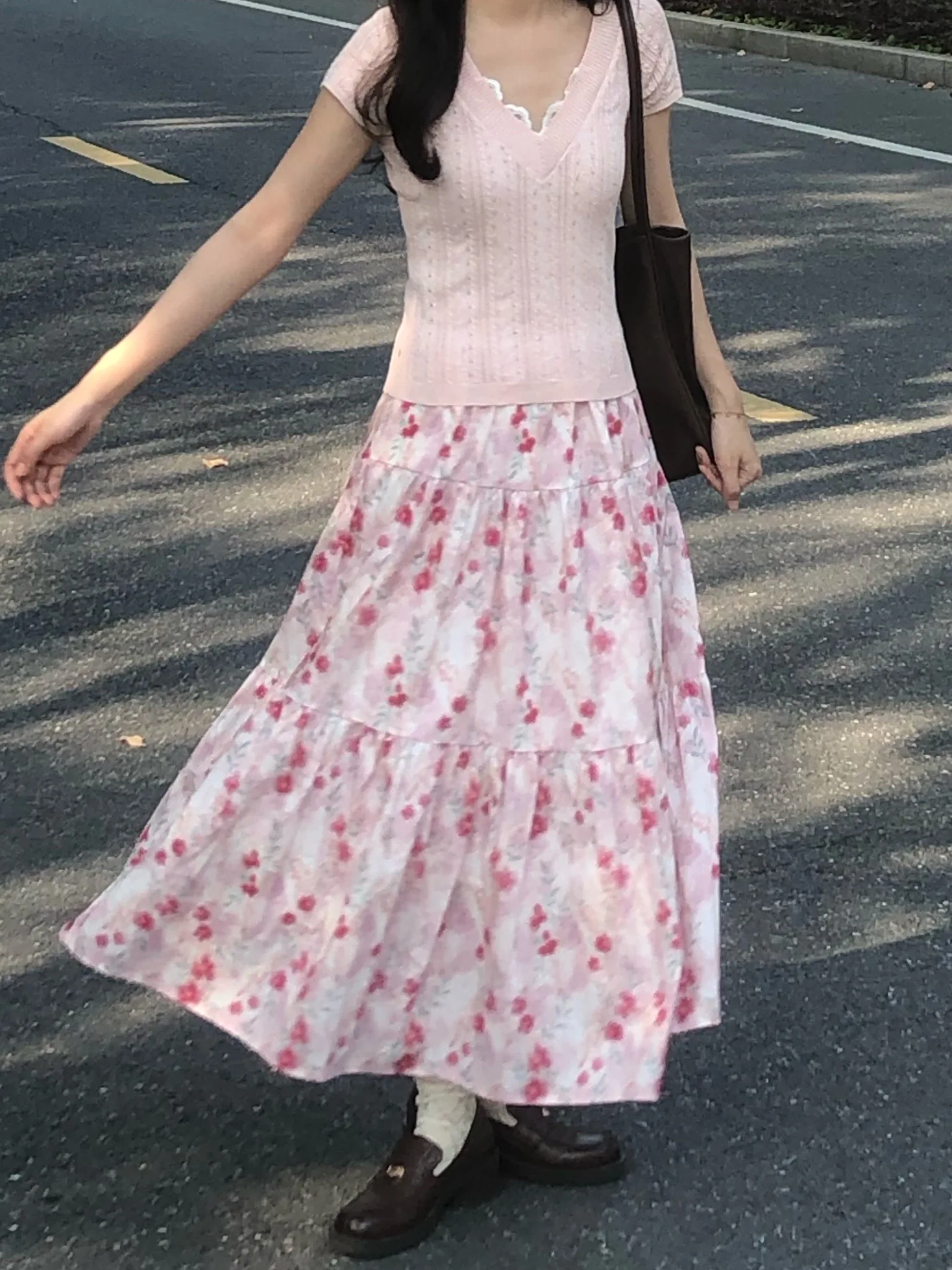 

Slim Fit Short Sleeve V-Neck Knitted Top Women's Summer Fashion Casual Style Lace Trimmed Knitwear Casual Spring Sakura Fluff...