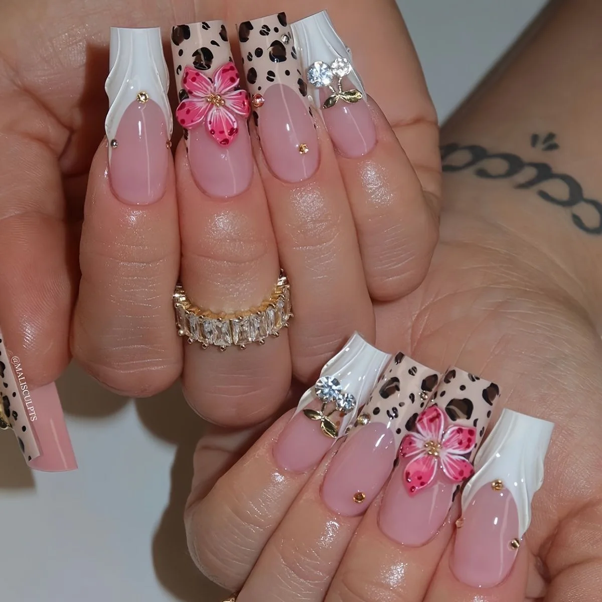 24 STKS Roze Blush Vierkante Valse Nagel Zoete Koele Luipaardprint Bloem Ontwerpen met Sprankelende Diamant Nep Nagel Draagbare Franse Nagel