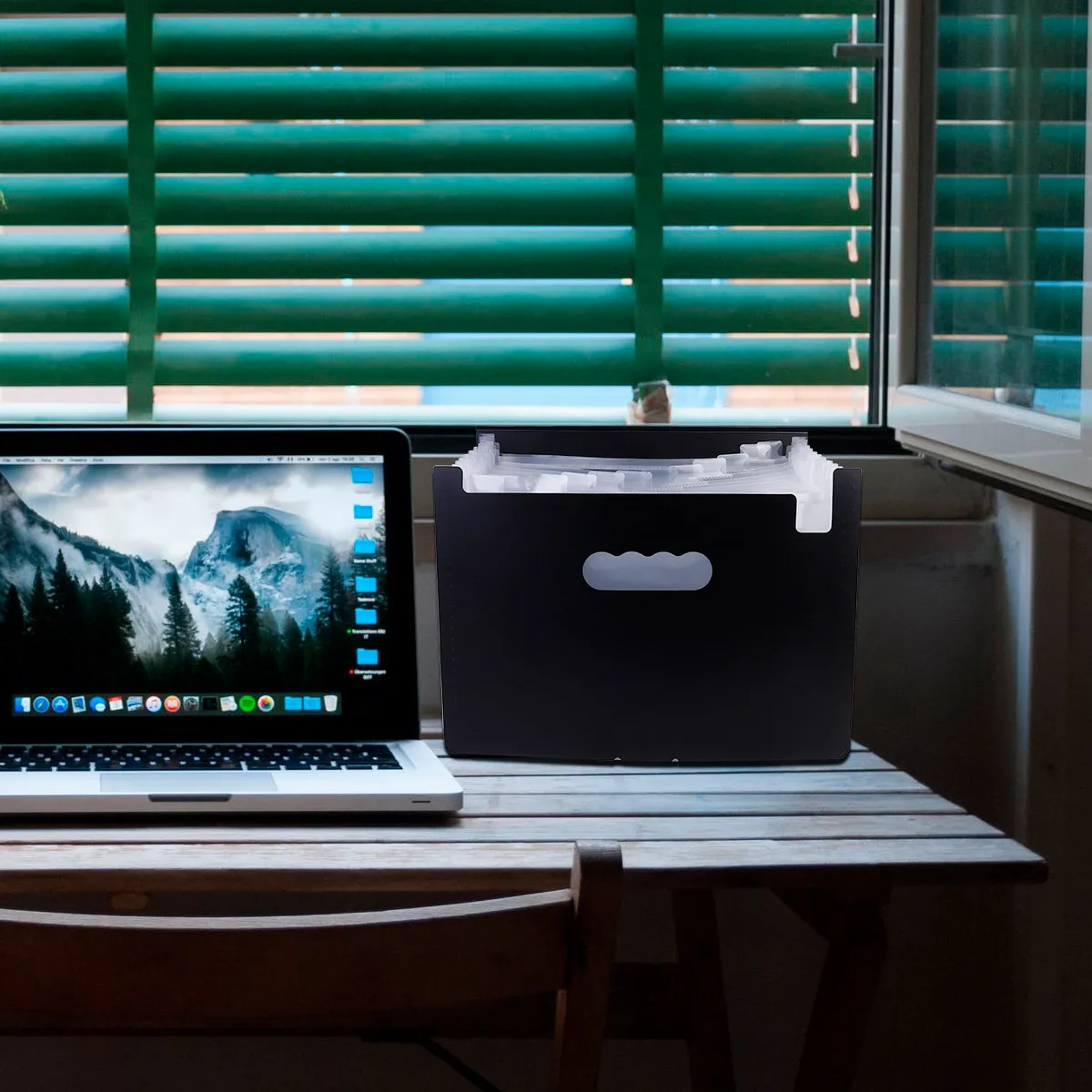 

1Pcs A4 File Folder Premium Plastic Document Organizer Large Capacity Frosted Texture Buckle Closure Clamshell Design Black