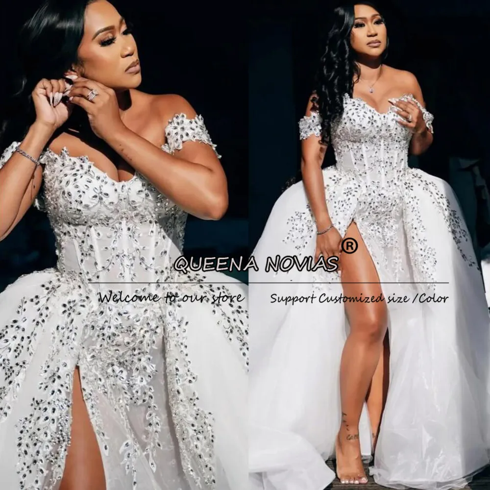 ชุดแต่งงานลูกไม้ปักคริสตัลแบบ Aso Ebi ทรงเอไลน์ผ่าสูง ชุดเจ้าสาวแบบสั่งตัดเปิดไหล่ ชุดแต่งงานปี 2026