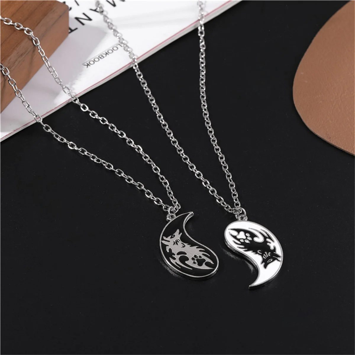 

2Pcs Black and White Wolf Necklace Fashion Tai Chi Pendant Personalized Chinese Jewelry Accessories Friends Couple Trendy Gifts