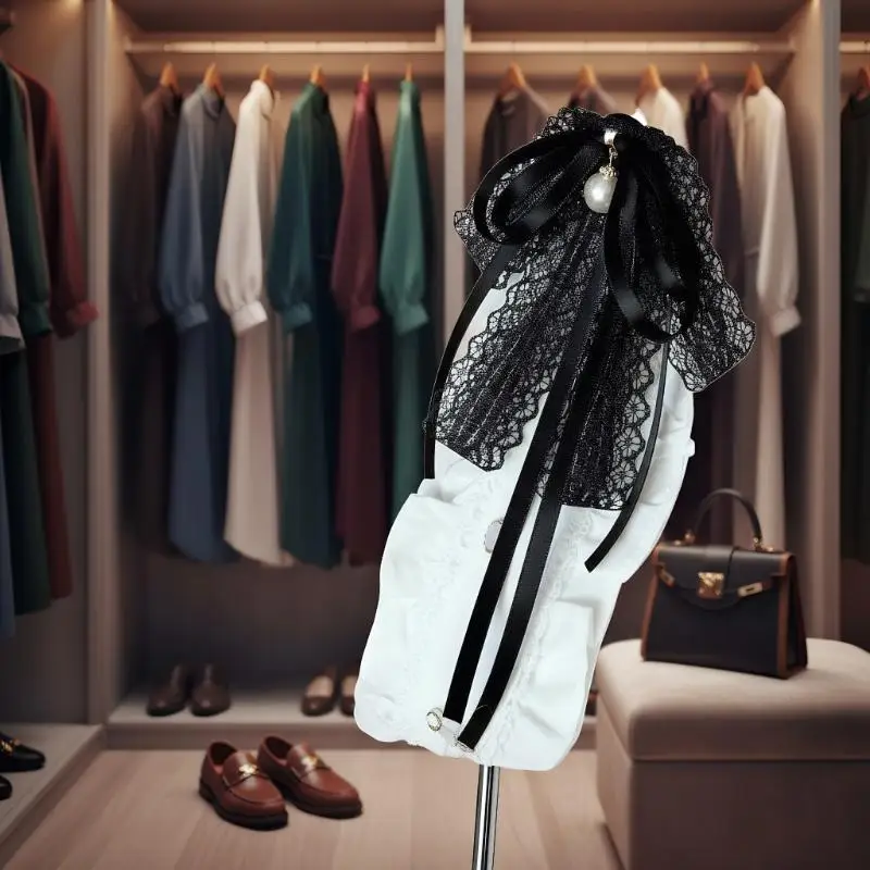 Czarna koronkowa wstążka z kokardą, broszka z perłowym wisiorkiem, ozdoba do koszuli, kołnierzyka, ubrań, krawat, akcesoria.