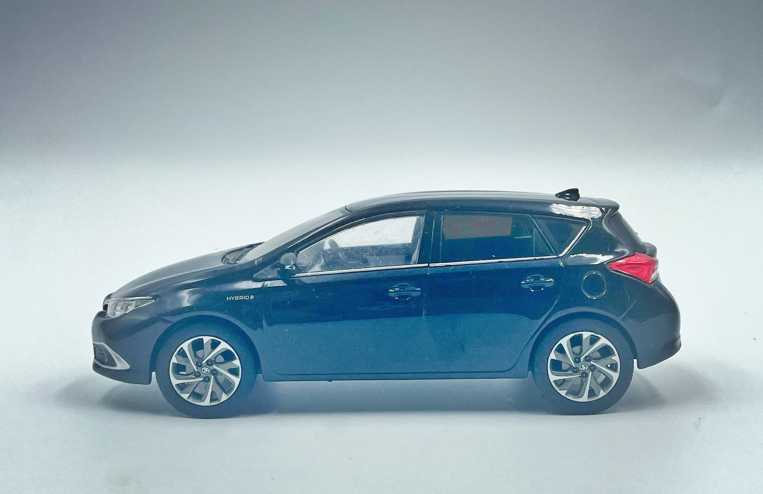 OEM 1:30 AURIS Hybrid Simulation Limited Edition Alloy Metal Static Car Model Toy Gift