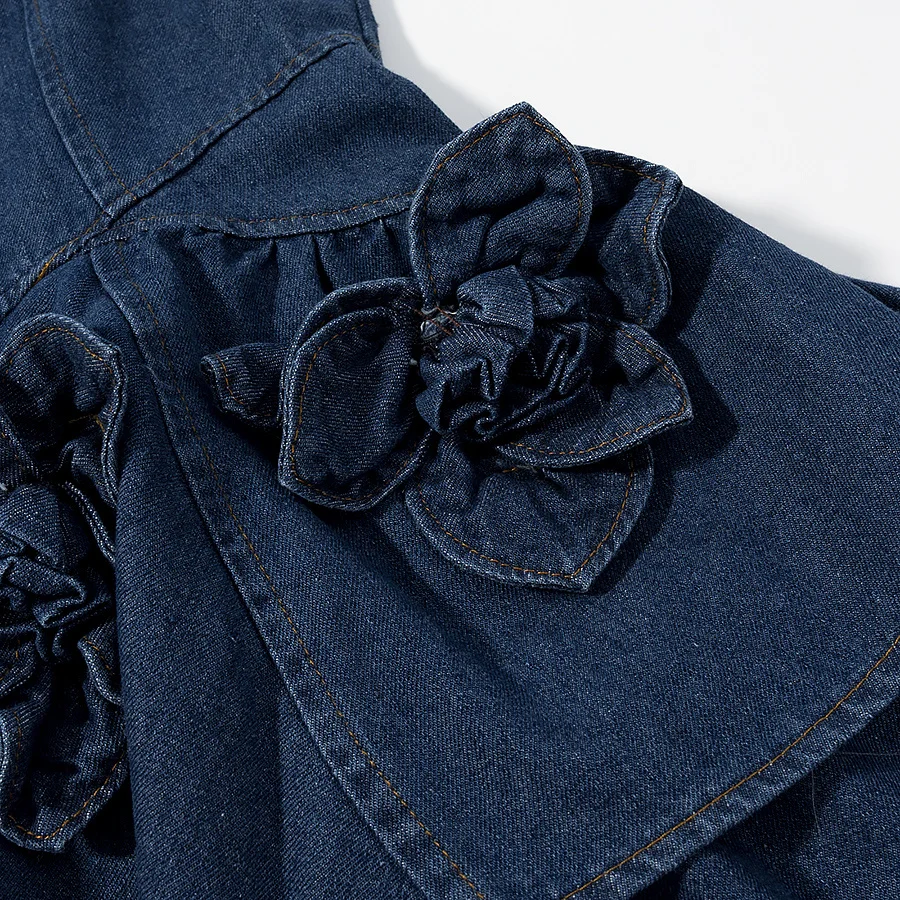 Vestido e de cintura alta em aodão denim com decote ter e saia curta com decoração floral em camadas estilo vinta...