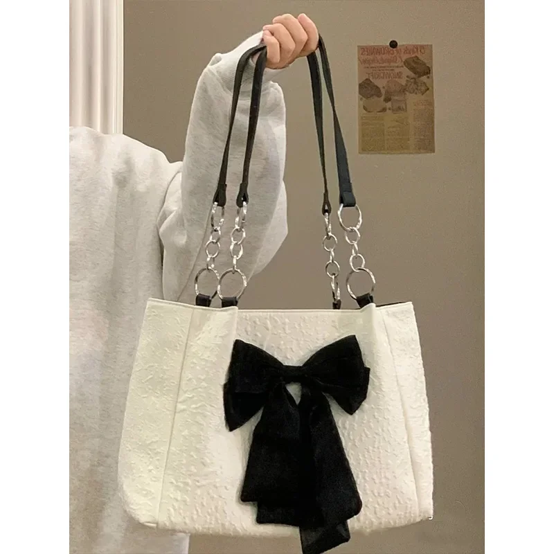 Borsa da ragazza carina borsa a tracolla con fiocco di nicchia in stile coreano autunno e inverno nuova borsa a tracolla di grande capacità estiva