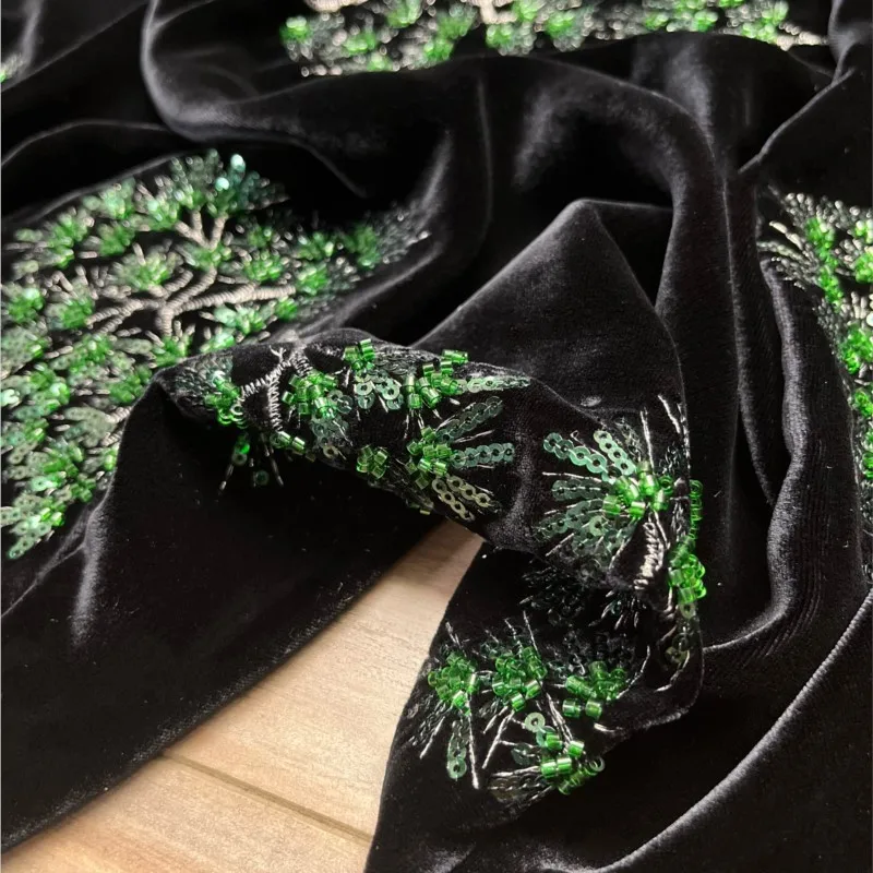 Nuovo set alto in tessuto di velluto di seta con ricamo pesante con paillettes ad ago di pino verde autunno e inverno