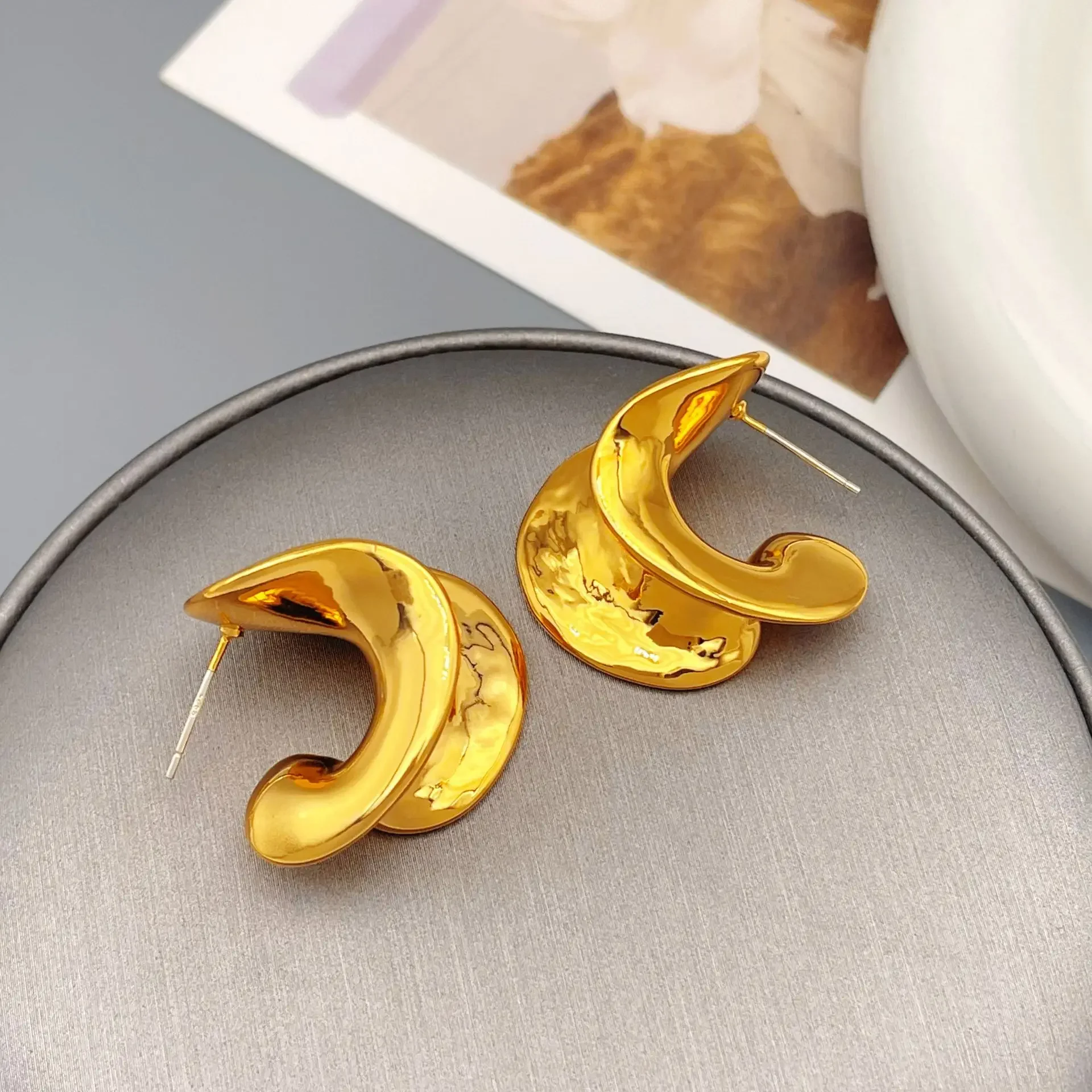 

French retro light luxury spiral niche high-end trendy temperament stud earrings