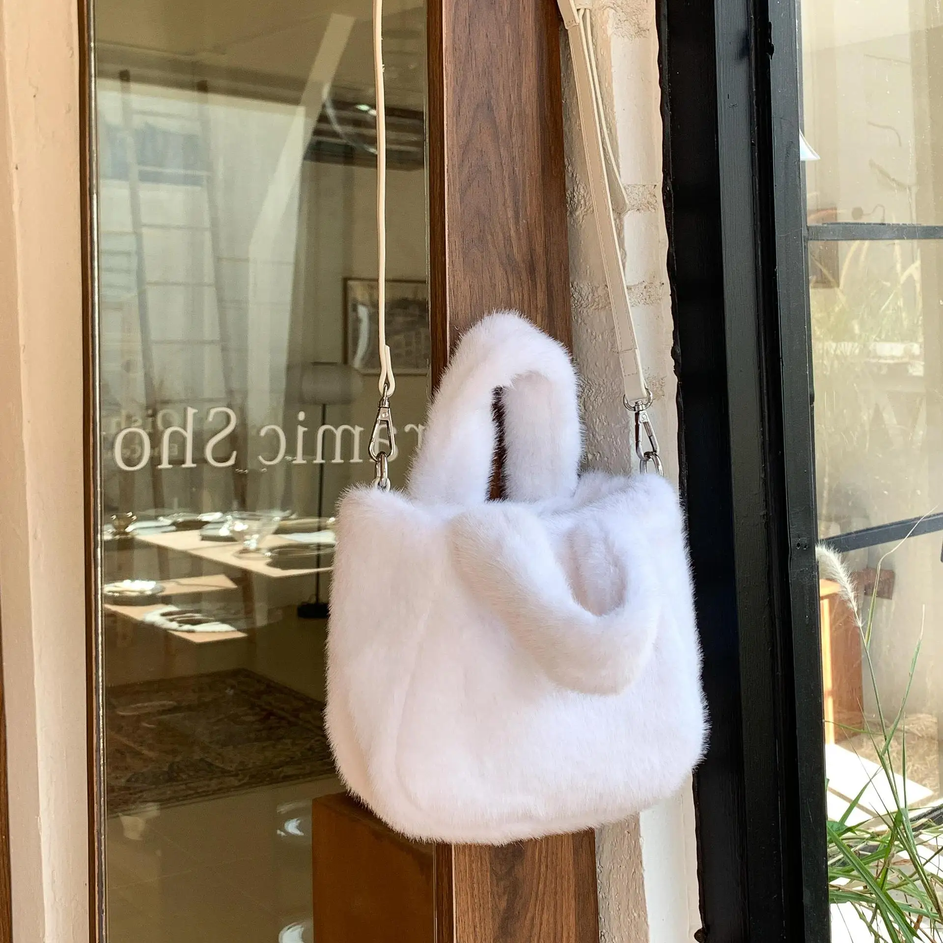 

Winter Plush Crossbody Bags for Women Faux Fur Shoulder Bag Small Phone Flap Handbag Casual Soft Warm Tote Bags NEW Sling Bag