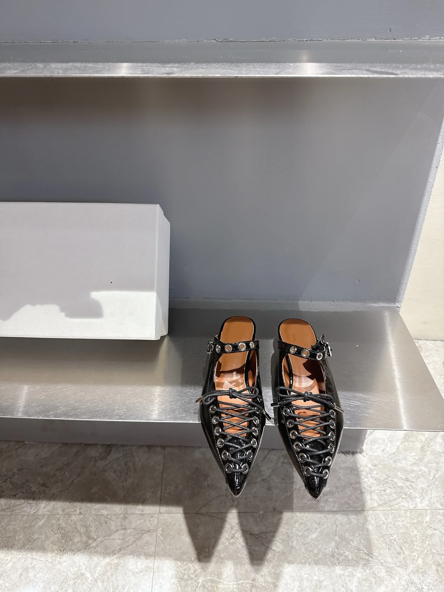 Spitze Sandalen mit Kreuzbindung und Metallschnalle für Frühling und Sommer, die Zehenkappen und Hausschuhe für Damen tragen