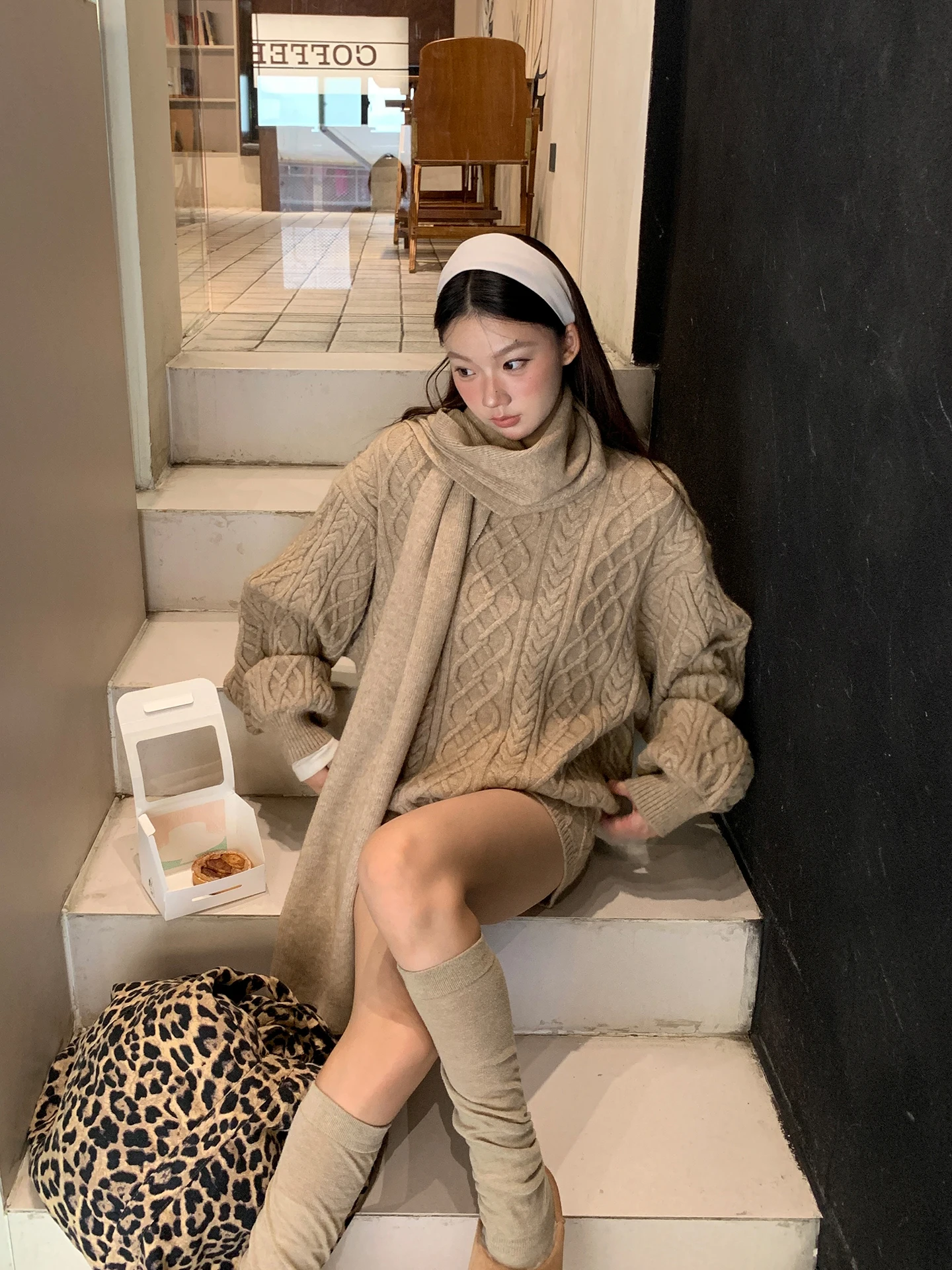 طقم صوف محبوك أحمر للنساء بتصميم فريد وجميل من قطعتين، أزياء شتوية عصرية بأسلوب كاجوال، شورت بخصر منخفض بلون واحد #1