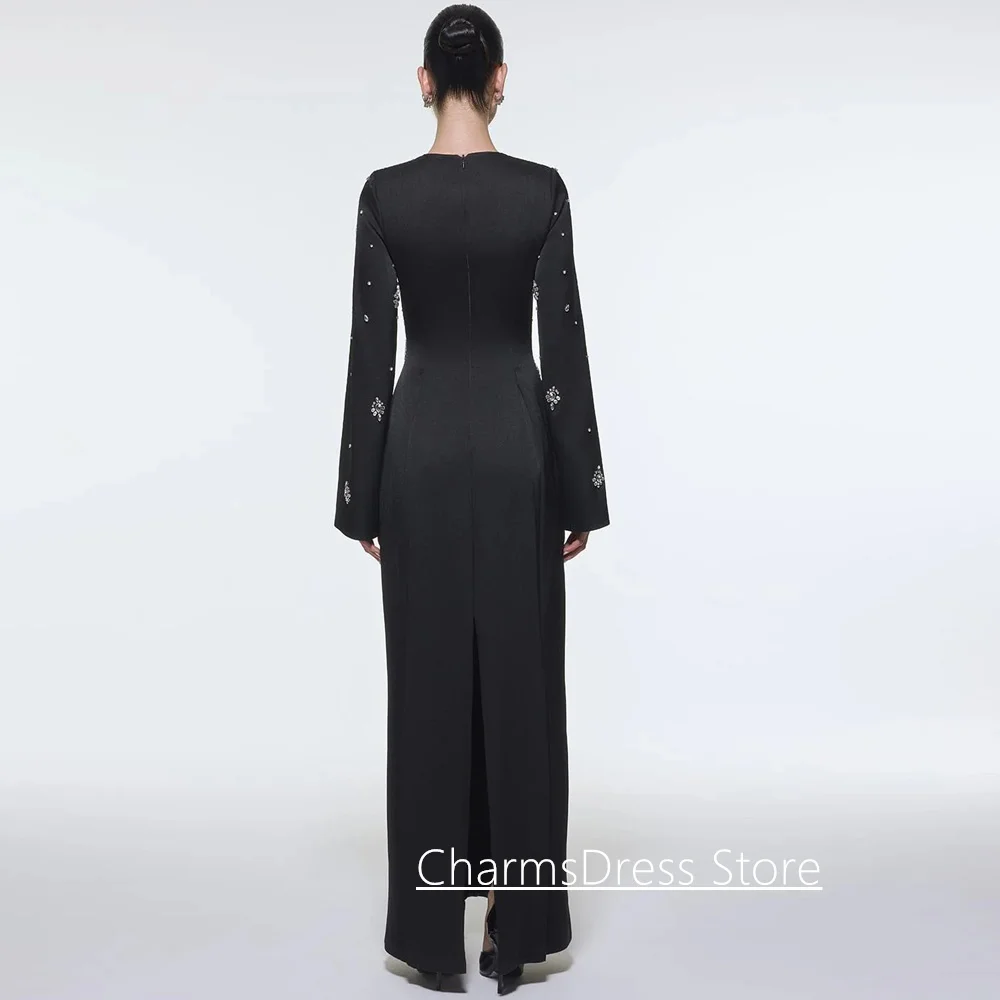 Elegantes Abendkleid, maßgeschneidert, Rundhalsausschnitt, lange Ärmel, silberne Steine, gerade, saudi-arabisches Abendkleid, formelle Kleider