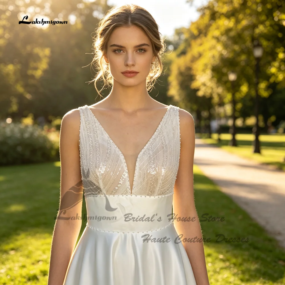 Lakshmigown Minimalistisches A-Linien-Brautkleid aus Satin 2027, schlichte Hochzeitskleider mit Perlen und Taschen, V-Ausschnitt, Perlenbesatz am Oberteil, maßgefertigt – Detail 3