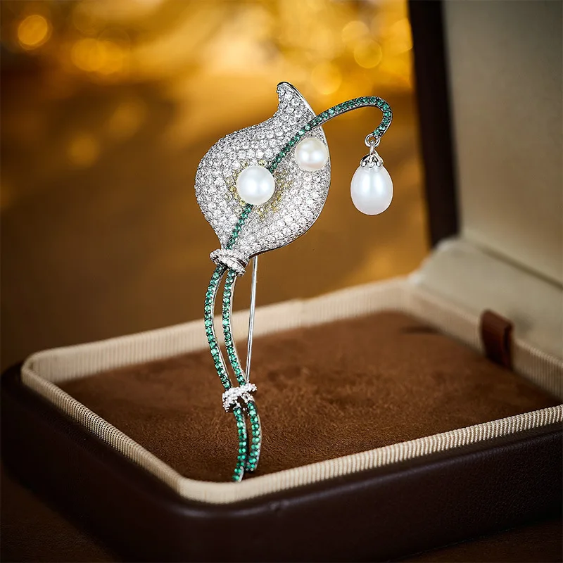 

High-end zircon inlaid calla lily freshwater pearl brooch, an exquisite and elegant evening accessory