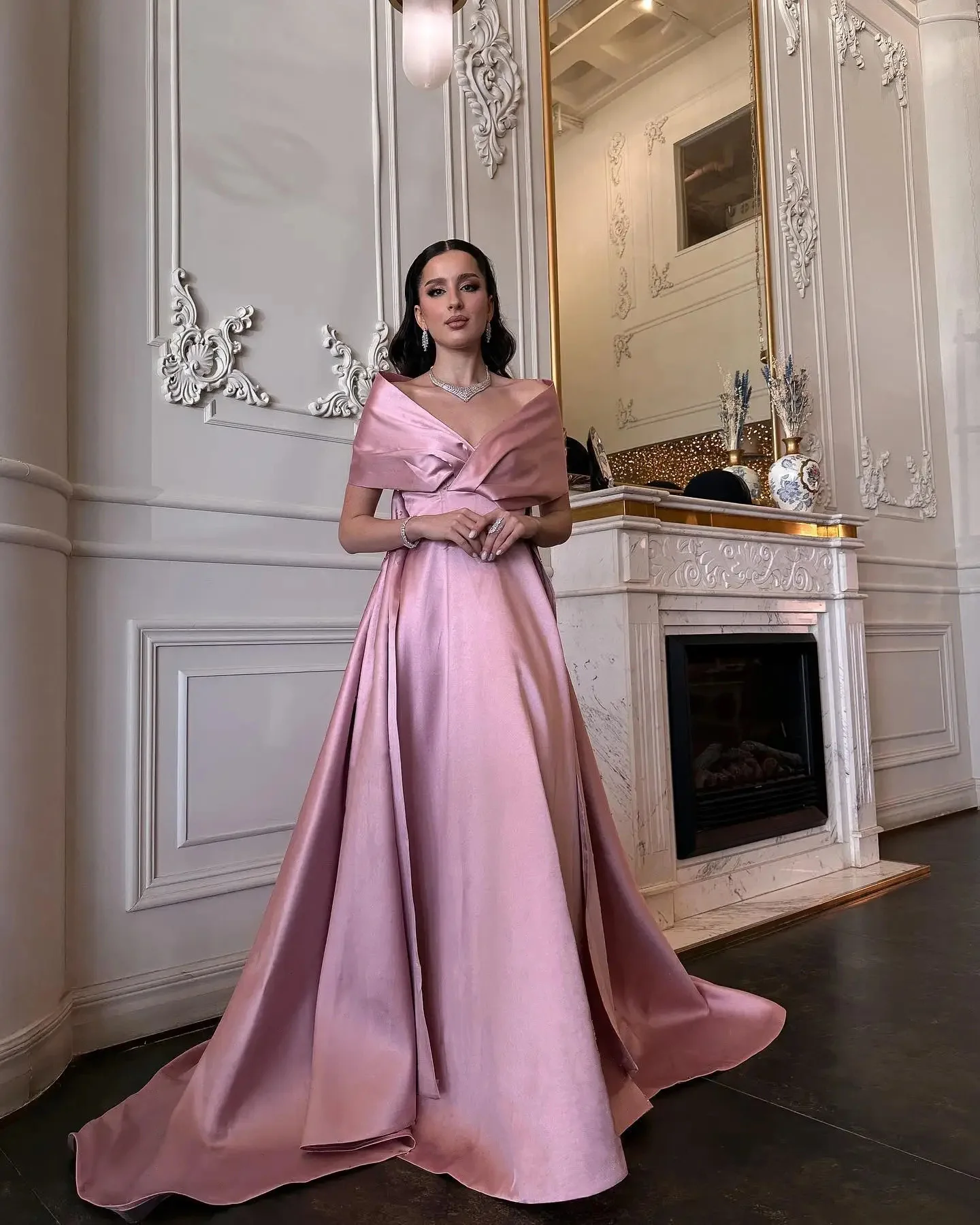 Vestidos elegantes de color rosa para celebridades, corte en A, cuello en V, hombros descubiertos, sin mangas, satén árabe de Dubái, vestidos de boda para graduación