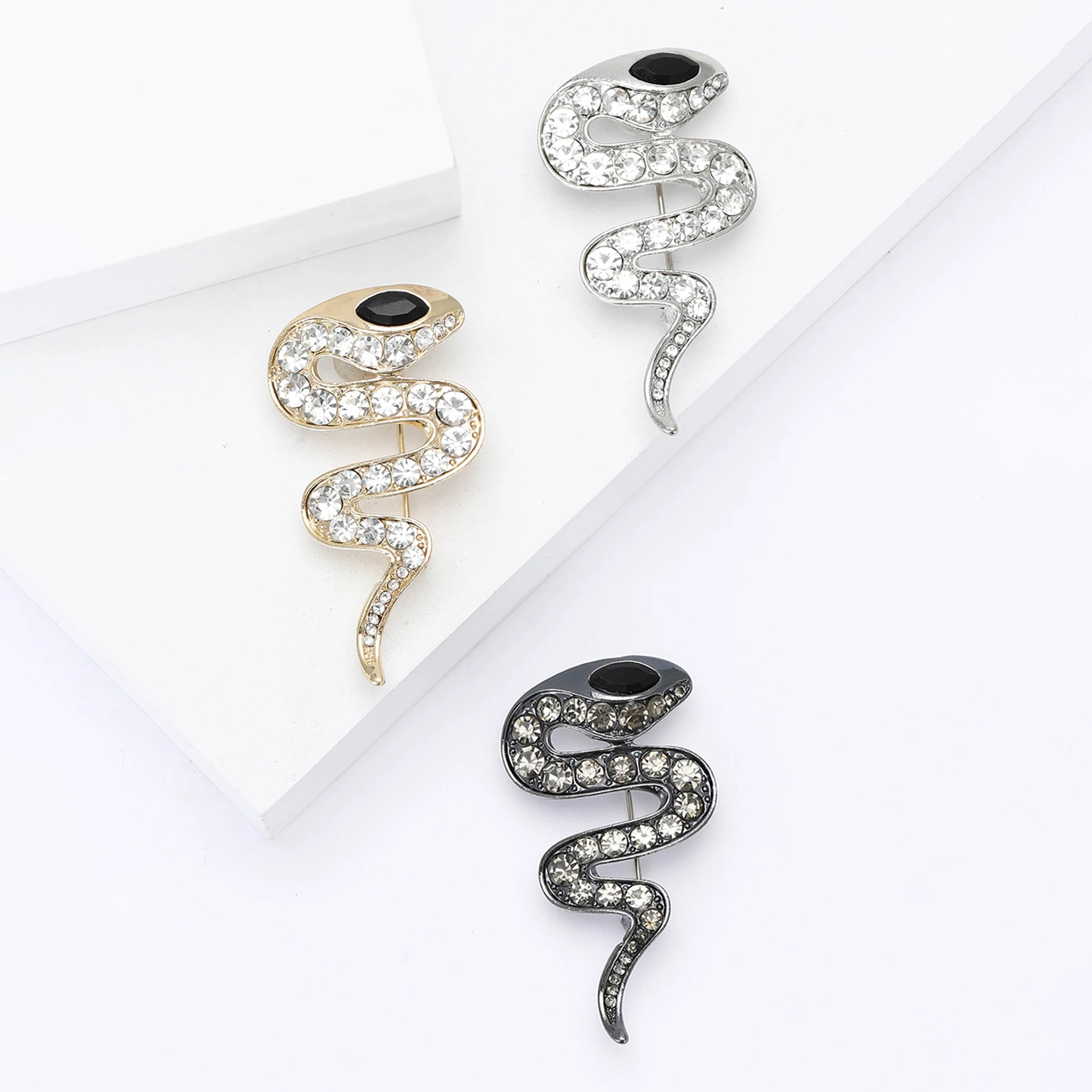 Fine Rhinestone One-eyed Snake Brooches for Women Unisex Animal Pins 3-color Available Banquet Party Accessories Gifts