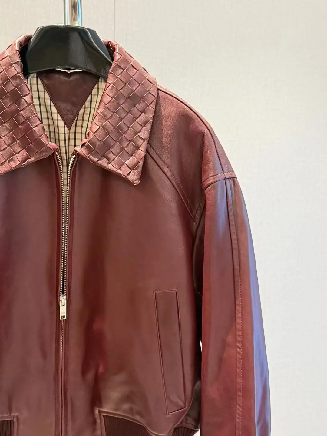 معطف نسائي جديد لعام 2025 مصنوع من جلد الغنم وسترة قصيرة بأكمام طويلة #3