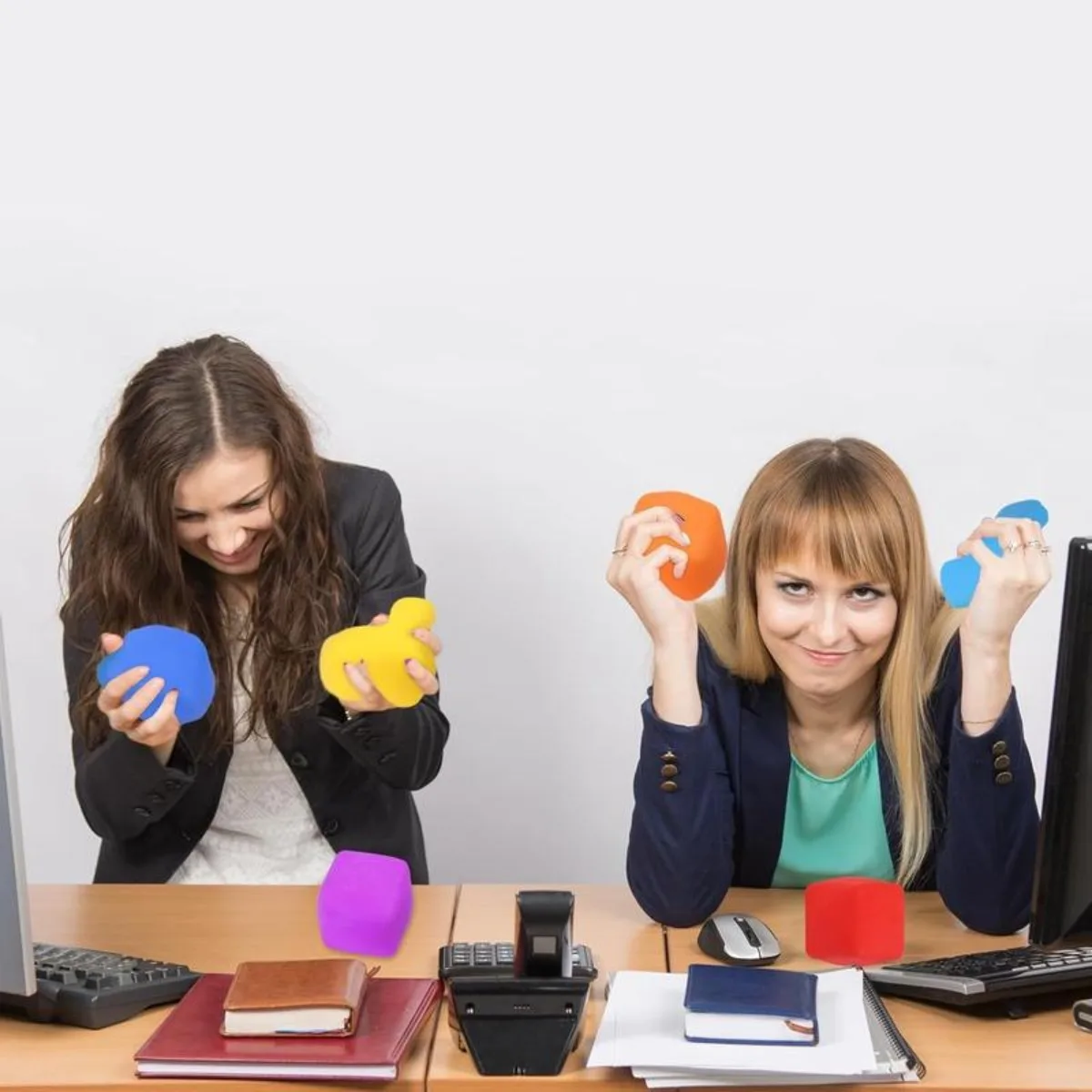 ランダムカラーのスクイーズキューブ8個、ストレス解消キューブ、不安解消のための伸縮性のあるフィジェットキューブ、教室用の静かなフィジェット